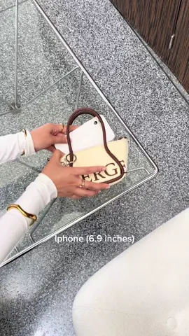 Let’s see what can be put in Merge A Day Bag Nylon Edition in micro✨ Merge A Day Bag Nylon Edition In Micro Details: • ซับใน Polyester ดูแลทำความสะอาดง่าย • ขนาดกะทัดรัด เหมาะสำหรับพกพาสิ่งของจำเป็น • ไม่มีช่องซิปและช่องแยกเก็บของ • สามารถใส่ Iphone ขนาดสูงสุด 6.9 นิ้ว (ไม่รวมเคสมือถือ) #mADayBagNylonEditionInMicro ขนาดกระเป๋า : Width 3.5 x 6 Inch / Overall Height 8 Inch / Weight 0.27 kg Color : Foggy Wave / Black Flow / Sand Ripple / Amber Stream / Pink Drop Price : 1,590 THB 📌Launching on Friday, September 19, at 12 PM on LINE SHOPPING. #MergeADayBagNylonEditionInMicro #MergeOfficial #MergeFriends 