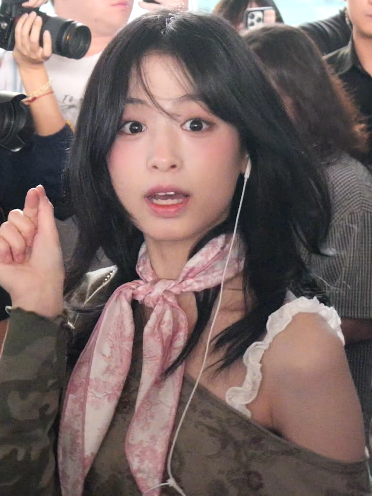 베이비몬스터 아현 첫 월드 투어를 마치고 11시간 비행 후 입국인데도 팬서비스가 좋다  #babymonster #ahyeon