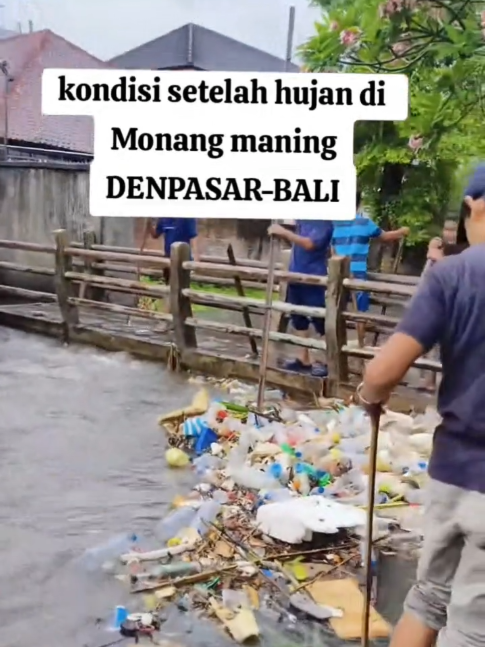 PERINGATAN WASPADA Kepada warga di sekitar belakang Labas, Jln. Gunung Karang, Monang Maning – Denpasar,  harap selalu berhati-hati. Saat ini kondisi air masih berpotensi meningkat,  mohon waspada terhadap banjir susulan, Simpan barang berharga di tempat lebih tinggi, Tetap waspada dan saling mengingatkan tetangga sekitar. Keselamatan bersama adalah yang utama. 🙏 📽 @Mamak Naila #info #news #bali #denpasar 
