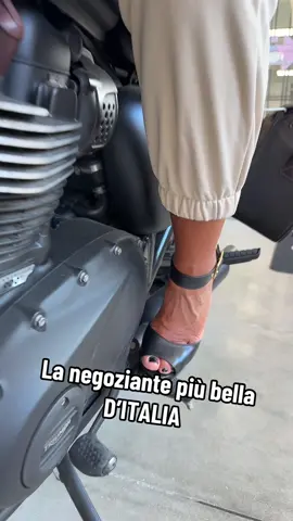 🌟 COMFY CHIC BY ICON 🌟 Quando il casual incontra lo stile fashion: questa tuta color nude è perfetta per un look rilassato ma super trendy! 🤍 👕 Felpa ICON + 👖 Jogger ICON = il completo ideale per le tue giornate on-the-go. 💥 Prezzo shock: tutto in promo da Crisma Sant’Anastasia! Abbinala a un tacco per un tocco glam, oppure sneakers per un mood sportivo. ✨ #CrismaFashion #IconStyle #TutaFashion #ComfyChic #PromoShock  