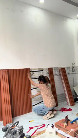 tấm ốp tường LAM SÓNG thi công nhanh chóng dễ dàng lau chùi #trầnnhuanano #caitaonhacu #tamoptuongpvc #xuhuongtiktok #lamsong 