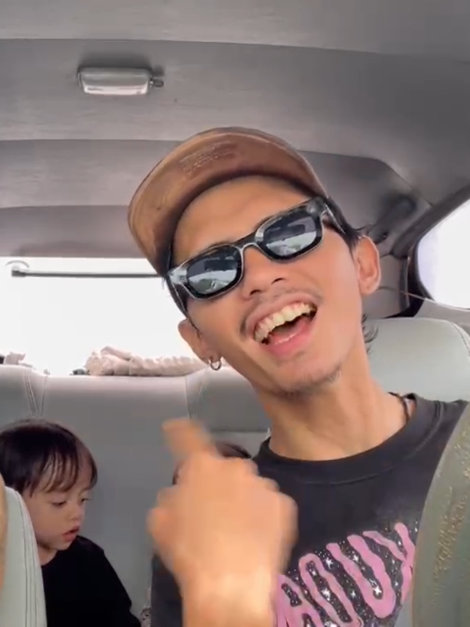 jangan @celi.bimbim terus yang nyanyi ah. Gantian 😜 @bukanwordfangs  #everythinguare #hindia #feast #fyp #family 