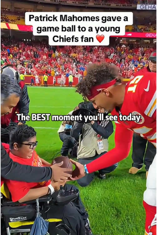 The BEST moment you’ll see today💙 #nfl #sportsmanship #respect #wholesome #athlete #footballplayer #viral #fyp