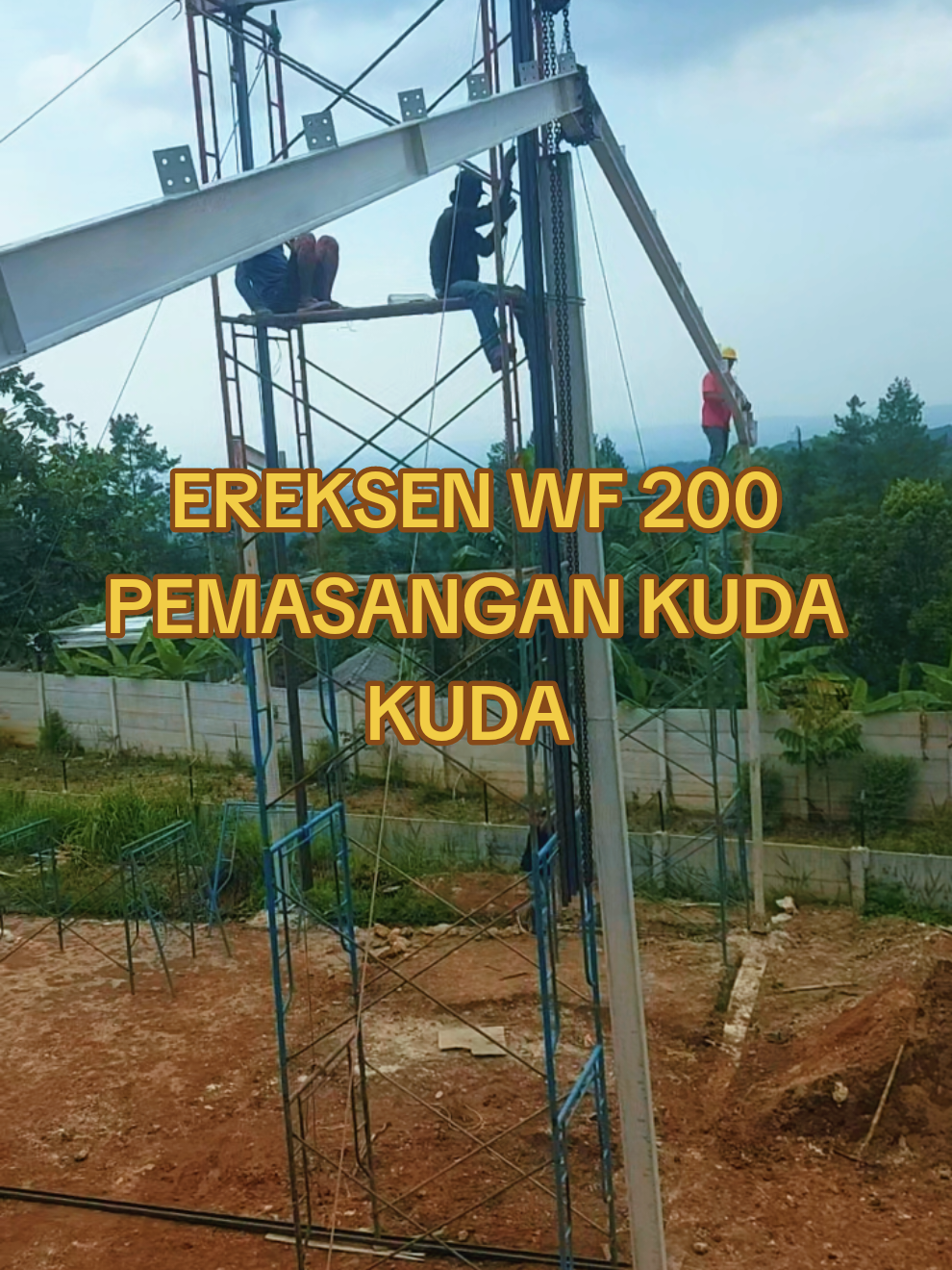 📢 PROGRES PEMBANGUNAN GUDANG – SENIN, 15 SEPTEMBER 2025 Hari ini lapangan panas, keringat asin bercampur debu baja, dan kita masuk fase ereksi kuda-kuda rafter WF 200. Jangan bayangin gampang, bro – ini kerjaan kelas berat, bukan sekadar naikin besi, tapi naikin harga diri kontraktor. 🔥 Metode manual – tanpa crane, tanpa alat canggih. Hanya scaffolding disusun 6 tumpuk, menjulang kayak menara baja darurat. Di atas sana, jantung berdegup keras setiap langkah tukang menapak. ⚙️ Takel 5 ton dengan rantai 15 meter jadi nyawa pengangkat. Setiap kali tarikan rantai bunyi krek krek, itu bukan suara biasa – itu suara perlawanan antara manusia dan gravitasi. 🪢 Kuda-kuda ditahan dengan 4 tali safety di ujung, kayak naga besi yang dijinakkan. Satu salah koordinasi? Besi bisa ngamuk, nyawa bisa melayang. Baut yang kita pakai pun bukan kaleng-kaleng – HTB UNC 8.8 ukuran 5/6, M16 pitch 2mm, panjang 5 cm. Baja kelas tinggi yang sekali kunci, nyatuin rafter ke ragel kayak sumpah serapah kontraktor: “Kalau lepas, jangan panggil gue lagi!” Dan jangan salah, ereksi manual ini bukan cuma soal teknik, tapi juga soal mental. Tukang yang naik ke atas itu, bukan sekadar buruh, tapi petarung di ring baja. Mereka taruhan nyawa tiap langkah. --- 💥 Ini bukan sekadar pasang besi, ini latihan disiplin, koordinasi, dan kesabaran. Kalau di proyek masih ada yang asal-asalan, jangan harap struktur bisa kokoh. Besi WF 200 itu bisa berdiri gagah bukan karena kuatnya baja doang, tapi karena mental baja orang-orang di baliknya. --- 👉 Menurut lo, kerja manual kayak gini lebih jantan atau justru lebih ngeri dibanding pake crane? 👉 Kalau ada kecelakaan di metode manual, siapa yang paling salah: tukang? mandor? atau bos yang cari hemat? 🔥 Tulis jawaban lo di kolom komentar, gue pengen liat siapa yang berani ngomong blak-blakan tanpa takut kontroversi