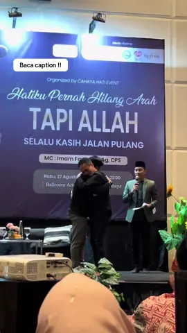 Masih ingat ini ngga? Ini adalah momen dimana bapak ini seorang non muslim yg datang ke majelis dan langsung disambut hangat oleh lora kadam sidik, Kenapa datang ke kajian? “Karena beliau suka dengan kajian-kajian yg disampaikan lora, dan lora kadam sidik pun juga tau, Di sesi pertanyaan bapak ini juga sempat menceritakan tentang anak”nya ,, bahkan beliau minta di doakan lora kadam sidik agar anak2 nya lancar di sekolah di pondok pesantren, karena bapak ini insyaallah ingin mengkuliahkan anak nya di al-azhar kairo mesir(institusi pendidikan islam tertua dan paling berpengaruh di dunia) masyaallah 🥹 Lalu di akhir yang bikin suasana haru bapak ini sempat meminta ingin berjabat tangan dengan lora kadam , dan lora kadam pun langsung menjemput merangkul bapak ini 🥹 #toleransi #toleransiituindah #kadamsidik #kajiankadamsidik #outfitkajian #surabaya 