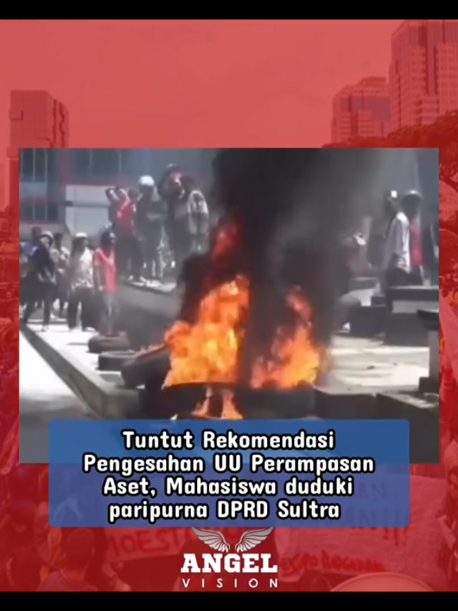 Aksi demonstrasi puluhan mahasiswa dari aliansi Cipayung Plus Kota Kendari di Gedung DPRD Sulawesi Tenggara (Sultra), Senin (15/9/2025), memanas. Massa membakar ban hingga menduduki ruang rapat paripurna. Awalnya, unjuk rasa berlangsung damai. Namun, situasi berubah setelah tidak ada satu pun anggota DPRD Sultra menemui para demonstran. Kekecewaan itu berujung pada aksi pendudukan gedung dan pembakaran ban di area kantor dewan. Dalam orasinya, mahasiswa menyampaikan empat tuntutan utama. Pertama, DPRD Sultra diminta segera mengirim rekomendasi kepada DPR RI terkait percepatan pengesahan RUU Perampasan Aset. Kedua, massa menuntut DPRD merekomendasikan pencopotan Kapolri Jenderal Listyo Sigit Prabowo. Ketiga, mereka juga mendesak adanya peningkatan gaji guru honorer di Sultra. Terakhir, mahasiswa meminta DPRD benar-benar menjalankan fungsi representasi rakyat. Ketua LMND Kota Kendari, Jordi Apriyanto, menegaskan aksi ini lahir dari kekecewaan yang menumpuk. Menurutnya, Ketua DPRD Sultra, La Ode Tariala telah berjanji memberikan hasil kajian dua minggu lalu, tetapi hingga kini tak ada tindak lanjut. 🎥 Kendariinfo