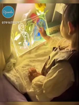 لوحة رسم المضيئة مثالية كهدية للأطفال للتدريب على التلوين تمنح تجربة رسم سحرية بفضل الإضاءة الملونة