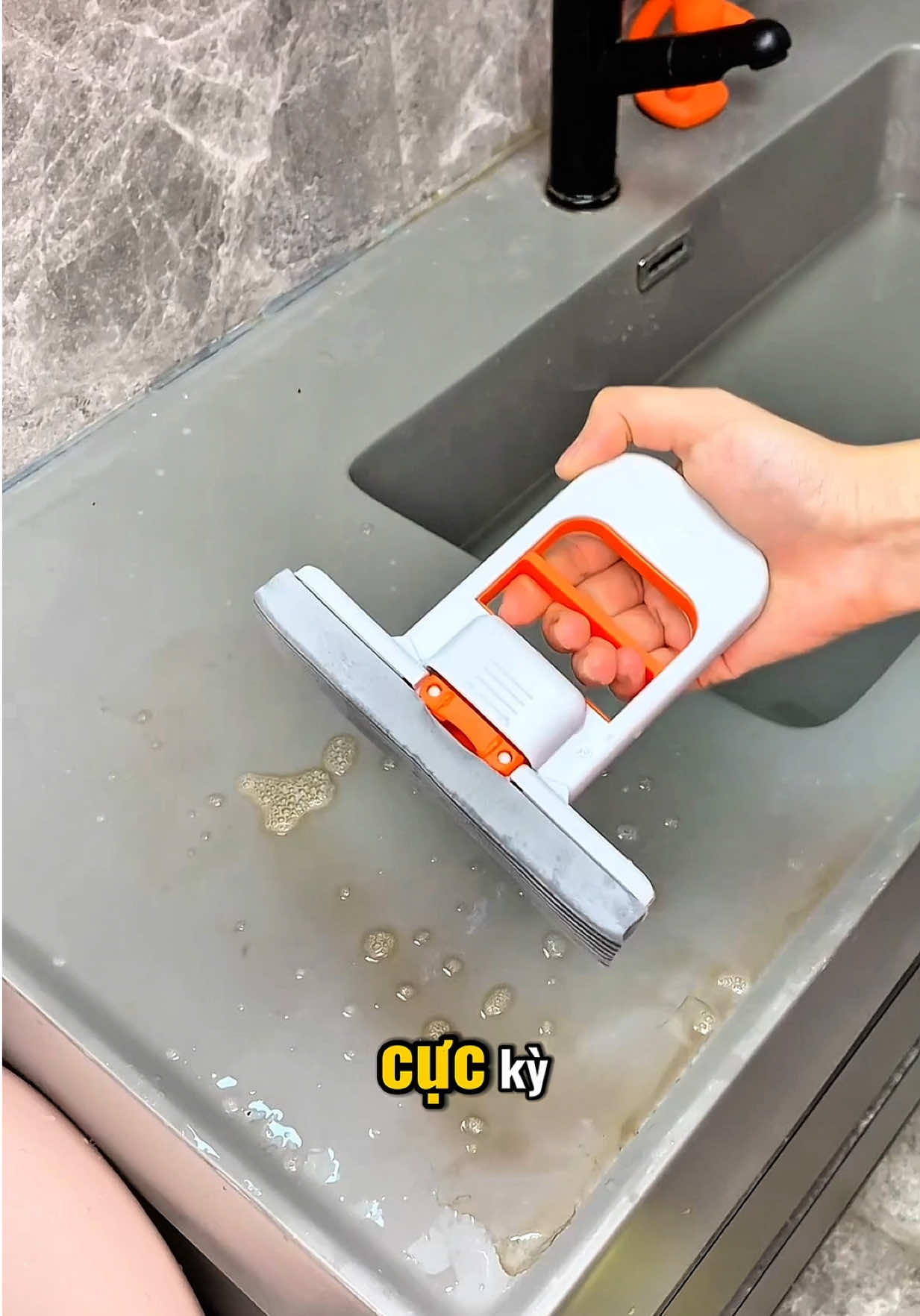 ✨”So với việc phải dùng khăn liên tục rồi lại để khăn bị ẩm mốc, chiếc gạt kính này tiện lợi và vệ sinh hơn hẳn, giúp tiết kiệm thời gian dọn dẹp mỗi ngày!! #giadungtienich #giadungnhabep #tienich #creatorsearchinsights #jizonguyen 