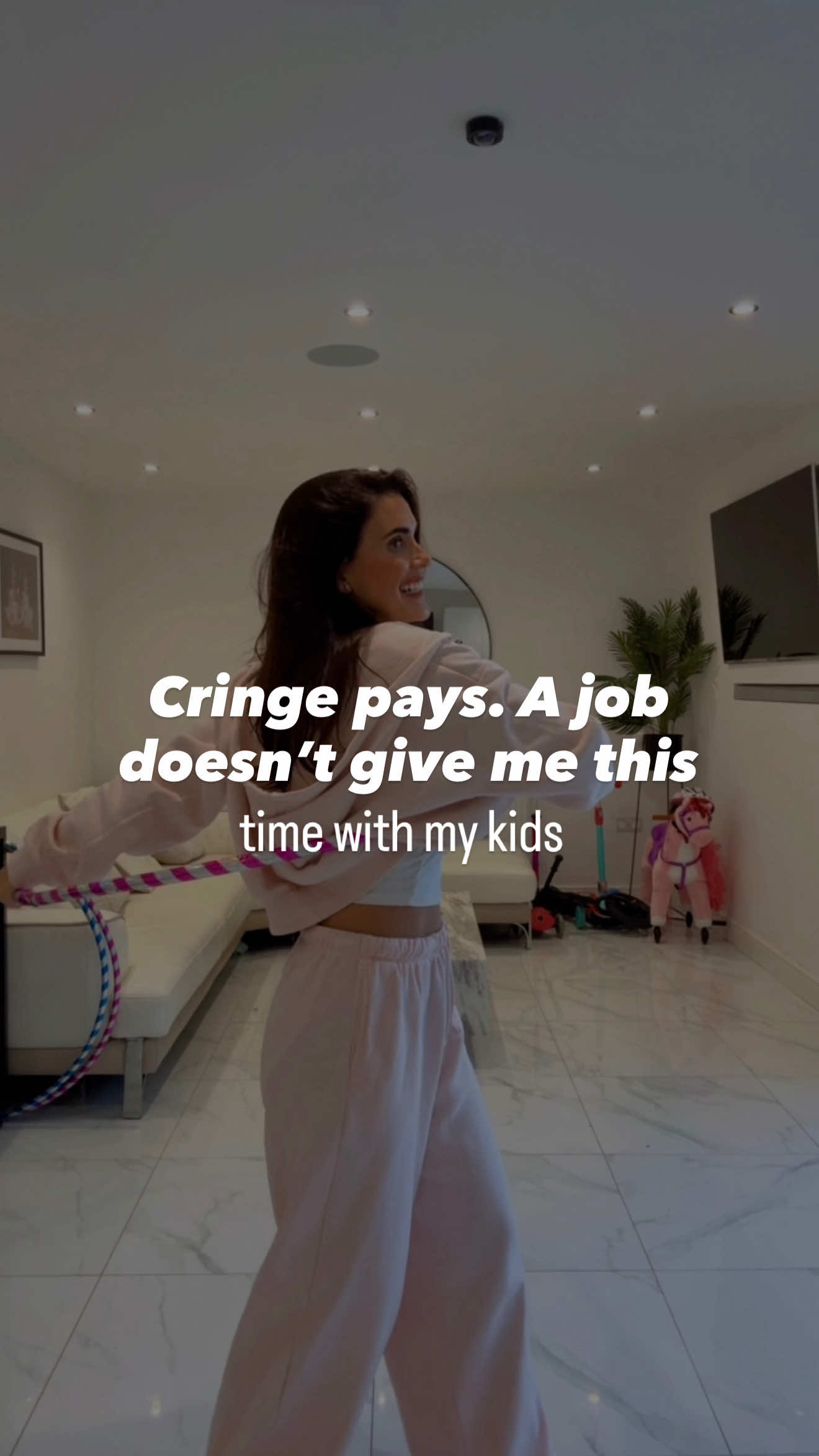 These ‘cringe’ reels let me work from home, pay the bills, and spend more time with my kids 💕 Would you rather be ‘cringe’ and free, or ‘cool’ and stuck in a 9–5? 👀 #MakeMoneyOnlineUKMum #WorkFromHomeMumUK #digitalmarketingformums 
