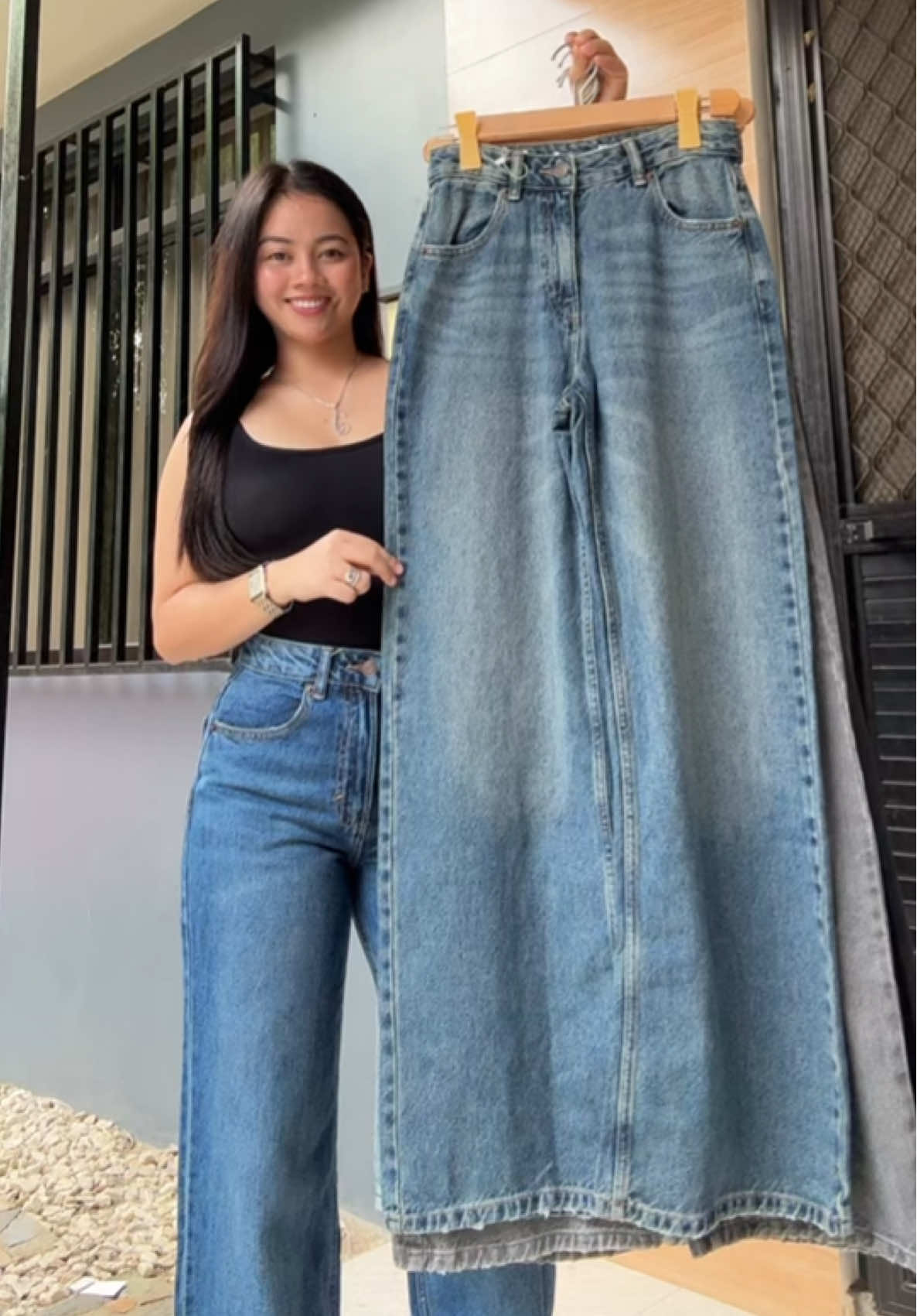 This wideleg loose jeans is perfect for your travel fits! #wideleg #widelegjeans #denim #pants #widelegpants 