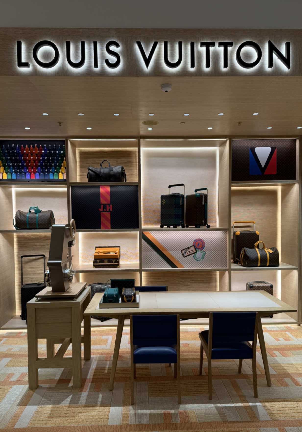 Discover the new Louis Vuitton Men’s store in Selfridges Exchange Square with me 🤘🏻 🛍️  #louisvuitton #lv #manchester #selfridges #personalshopper 