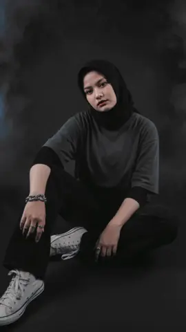 Cara Edit Foto di Gemini Ai : 1. Masuk ke Google Gemini. 2. Lalu Tekan (+) 3. Masukkan Foto yang ada di Galeri. 4. Salin Prompt nya Potret sinematik seorang perempuan muda berhijab dengan wajah sama seperti foto referensi dan hijab yang sama, menatap langsung ke kamera dengan ekspresi yang sama dan percaya diri. Ia mengenakan gaya pakaian skena: oversized t-shirt gelap, celana jeans longgar hitam jangan sobek, sneakers klasik, serta aksesori seperti cincin atau gelang metal . Duduk santai dengan aura keren, di dalam studio hitam dengan efek asap putih tebal dramatis dan cahaya kontras. Fotografi realistis, detail tinggi, gaya artistik ala fashion editorial difoto menggunakan lensa fish eye dari atas. @ameliacantikadwi  #CapCut #tutorial #gemini #ai #fyp 