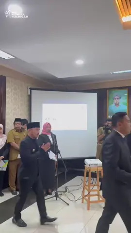 Hari ini saya resmi melantik Dra. Ida Farida, M.Si sebagai Pejabat Sekretaris Daerah Kabupaten Bekasi. Semoga amanah baru ini dapat dijalankan dengan penuh tanggung jawab, dedikasi, dan komitmen untuk terus menghadirkan tata kelola pemerintahan yang profesional, transparan, dan berpihak pada kepentingan masyarakat. Mari bersama-sama kita bangun sinergi, menjaga soliditas, dan memperkuat pelayanan publik demi mewujudkan Kabupaten Bekasi yang lebih bangkit, maju dan sejahtera. Selamat bertugas, Ibu Ida. Kabupaten Bekasi butuh sosok pemimpin birokrasi yang tegas, bijak, dan mampu menggerakkan roda pemerintahan untuk kemaslahatan seluruh warganya. #KabupatenBekasi #BangkitMajuSejahtera #AdeKuswaraKunang
