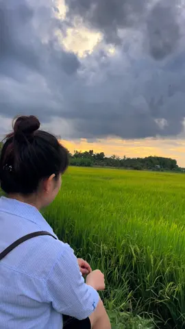 Một người thì hp rồi còn một người thì ngồi đây….#buontamtrang 