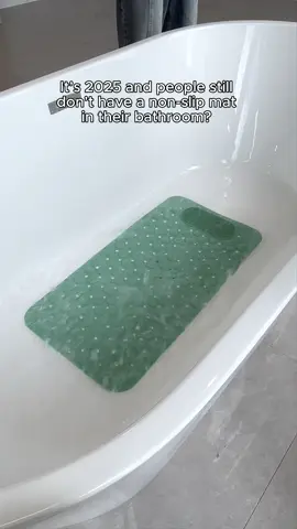 It’s 2025 and people still don’t have a non-slip mat in their bathroom? #BathSafety #ShowerEssentials #NonSlipMat #BathroomHacks #HomeMustHaves 