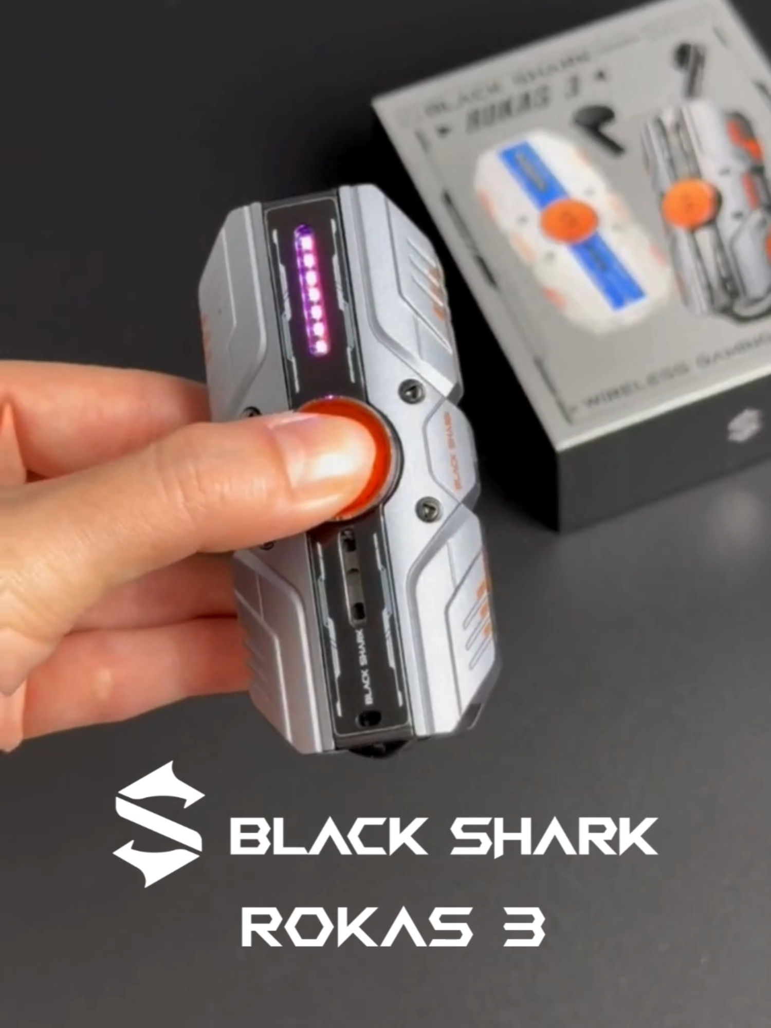 🎧✨ เปิดตัว Black Shark Rokas 3 ✨ หูฟังเล่นเกมไร้สายที่มาพร้อมความมันส์และความเท่ครบเครื่อง! 🔥 ดีไซน์สุดล้ำ วัสดุโลหะคุณภาพสูง + ฟีเจอร์ Fidget Spinner หมุนเพลิน ไฟเอฟเฟกต์จัดเต็ม 🎶 Dynamic Driver 13 มม. เสียงหนักแน่น คมชัด ฟังเพลงก็ฟิน เล่นเกมก็สุด 🎮 ดีเลย์ต่ำเพียง 45ms เล่นเกมไม่มีพลาดจังหวะ 🔋 แบตอึด ฟังต่อเนื่องได้นานถึง 24 ชั่วโมง 📞 คุยชัดด้วยไมค์ 4 ตัว + ENC ตัดเสียงรบกวน ⚡️ Bluetooth 5.4 เชื่อมต่อเสถียร ไร้สะดุด 👉 หูฟังที่สายเกมเมอร์และสายเพลงต้องมี! #BlackShark #เท่ #หูฟัง #หูฟังบลูทูธ #thaisuperphone