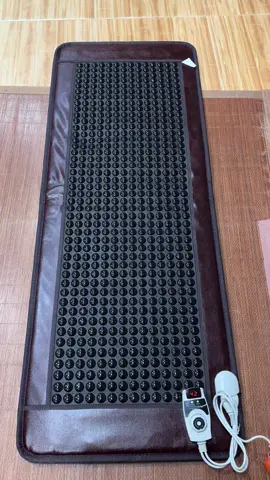 THÔNG TIN VỀ THẢM ĐÁ NÓNG , THẢM NHIỆT NÓNG  • Chất liệu:  Đá Tuormaline, hệ thống sưởi ấm, da PU, bông thủy tinh cách nhiệt ,nhôm lưỡng kim, Vải cách điện... CÔNG DỤNG CỦA THẢM THẢM ĐÁ NÓNG  1.  Thảm Nhiệt :  Làm ấm nóng  điều chỉnh thảm từ 30-70 độ ,  thảm nóng xông hơi loại bỏ các độc tố ra khỏi cơ thể, Hỗ trợ giảm mỡ thừa 2.  Liệu pháp Tia hồng ngoại tuyến xa:Thảm nóng đến nhiệt độ thích hợp có tác dụng giảm đau, lưu thông máu huyết, tăng cường sức đề kháng,    3.  Thảm tạo ra ion tự nhiên âm giúp khử trùng , thúc đẩy tuần hoàn mau huyết. 4. Thảm đá nằm Massage nhẹ nhàng, giảm đau nhức toàn thân, ngủ ngon. 5. Sóng xung điện ( PEMF):  sóng giảm các triệu chứng viêm khớp và đau nhức , trầm cảm. Sóng đi qua các khu vực tế bào bị tổn thương, sé làm tăng khả năng chuyển động electron, làm các tế bào nhanh phục hồi và chữa lành được cải thiện. Sóng PEMF  có chức năng massage thư giãn # thảm đá nóng # thảm nóng# # thảm sưởi ấm# thảm nhiệt i# thảm điện sưởi ấm  # thảm điện sưởi ấm# thảm điện ngải cứu#xônghơi 