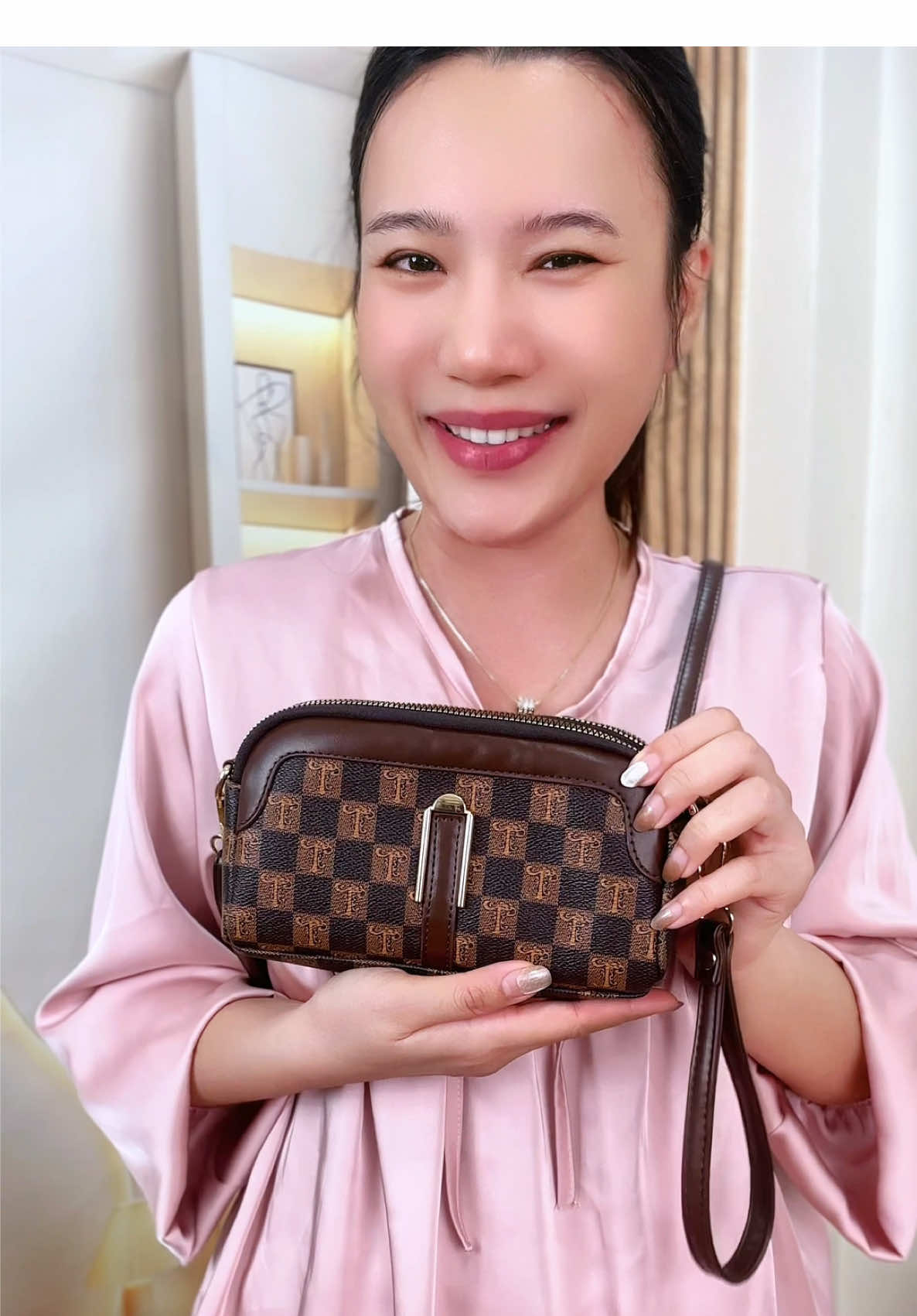 เป็นกระเป๋าหนังที่สามารถใช้งานได้หลายแบบ ขนาด 8 นิ้ว สามารถใส่โทรศัพท์มือถือ ใส่ของจุกจิก พกพาง่าย ใช้ดีมาก ทรงสวยด้วยค่ะ #ป้ายยาแฟชั่น #กระเป๋าสะพายข้าง #กระเป๋าสะพายข้างผู้หญิง #กระเป๋าหนัง #กระเป๋าสะพาย  