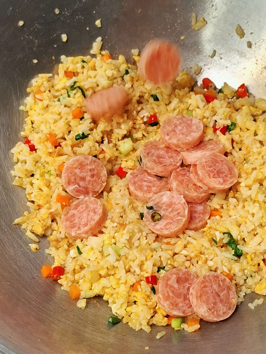 ได้อะไรกินข้าวเย็นกันน้อจ้า มาเด้อ มากินข้าวผัดนำกันเด้อจ้าไข่เรายิ้มด้วยนะสวยงามมากจ้า #กับข้าวสาวโรงงาน #เทรนวันนี้ #อาหารง่ายๆ #กับข้าวบ้านๆ #ข้าวผัดแหนมหมู 