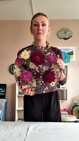 Вы сами создаете эту сказку🪄💫 Уникальный мастер-класс, где под руководством опытного мастера вы с нуля создадите собственный столик.  Формат: Офлайн, что очень важно для работы с таким материалом, как смола Место проведения: Творческая студия Wood_n_Sea, Минск, Богдановича, 155а  ВСЕ материалы (деревянная основа-заготовка для столика, эпоксидная смола, пигменты и красители, средства защиты, инструменты)  включены. Вам понадобится только хорошее настроение и немного вдохновения🌟 Кому подойдет этот мастер-класс? · Новичкам, которые горят желанием творить, но боятся работать со смолой самостоятельно. · Парам, которые ищут необычный формат свидания и хотят создать общий предмет интерьера. · Друзьям для творческого и продуктивного времяпрепровождения. · Всем, кто ценит уникальный дизайн и хочет украсить свой дом авторской мебелью.   Ддя получения подробной информации о тарифах, а также записи на мастер-класс обращайтесь в Директ  #woodandsea  #Стол #смола #обучение