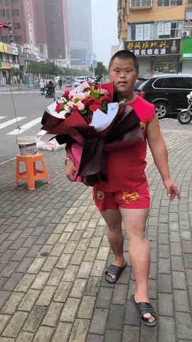 小胖向你求婚你会接受吗？#求婚 #爱情 #婚礼 