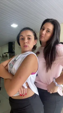 quem dança mais, a Mãe ou a filha? #paratiiiiiiiiiiiiiiiiiiiiiiiiiiiiiii #paravoce #fyp #fakebodyy⚠️ #latina 