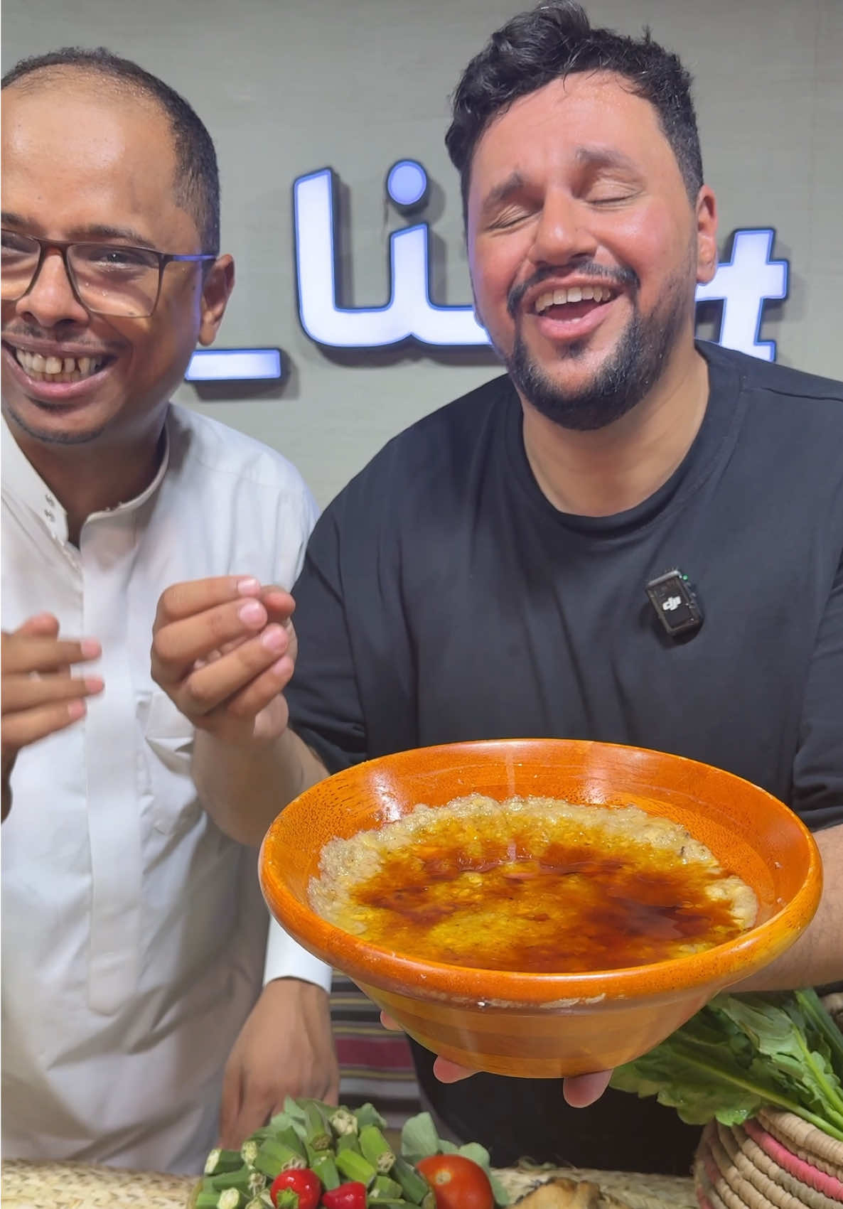 ✨🍌 من قلب جازان.. يجيكم حلا تراثي أصيل المرسى الجيزانية، وصفتها بسيطة لكن نكهتها تخليها استثنائية 💛 فطيرة من العجين المحمّص تتحول لفتات ناعم، تتعانق مع الموز الناضج 🍌 وتتزين بالسمن البلدي والعسل 🍯 والنتيجة؟ طعم غني بالأصالة والهوية ✨ مع الغالي  @أبو مَعِين  المكونات للعجين طحين أبيض 2 كوب زيت نباتي ثلث كوب ملح نصف ملعقة صغيرة ماء كوب أو حسب الحاجة لمزيج الموز موز ناضج متوسط 4 حبات سمن بلدي 4 ملاعق كبيرة (أو زبدة) عسل 3 ملاعق كبيرة (حسب الرغبة) طريقة التحضير نمزج الطحين مع الزيت والملح ونضيف الماء تدريجياً حتى تتماسك العجينة نفرد العجينة بشكل دائرة ونخبزها بفرن محمى حتى تستوي وتتحمر من تحت نتركها تبرد ثم نقطعها ونفرمها حتى تصير ناعمة ومفتتة نهـرس الموز جيداً ونضيف له الفطيرة المطحونة ونمزج بالعصد نضيف السمن البلدي والعسل ونخلط حتى تمتزج النكهات ونقدمها ساخنة أو فاترة بطعمها التراثي الفريد 💚 #مرسى #جيزاني #جيزانيه #اكلاتـشعبية