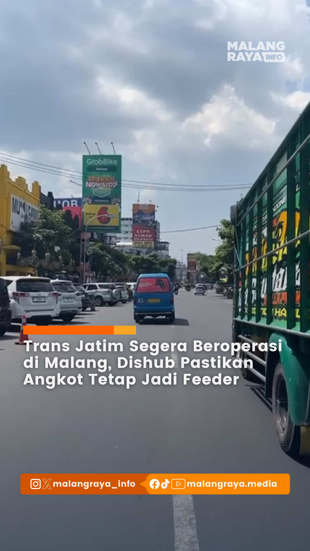 MALANG – Pemkot Malang tengah menyiapkan Tatanan Transportasi Lokal (Tatralok) sebagai pedoman penataan transportasi. Salah satu agendanya adalah rencana beroperasinya Trans Jatim di Malang Raya. Kepala Dishub Kota Malang, Widjaja Saleh Putra, menegaskan keberadaan Trans Jatim tidak akan menyingkirkan angkot. Sebaliknya, angkot justru berpeluang menjadi feeder. “Malah dengan adanya ini, mereka senang. Nanti akan beriringan antara Trans Jatim dan buy the service (BTS),” ujarnya, Sabtu (13/9/2025). Dishub juga menyiapkan skema penyesuaian trayek agar sesuai perkembangan kota. Dari 25 trayek angkot yang ada, kini hanya 18 yang masih beroperasi dengan sekitar 60 persen armada layak jalan. Tatralok nantinya diperkuat Peraturan Wali Kota (Perwal) sebagai dasar hukum. Regulasi ini akan mengatur arah transportasi secara bertahap dengan prioritas pada transportasi publik. Widjaja optimistis kehadiran Trans Jatim dapat meningkatkan minat masyarakat beralih ke transportasi umum sekaligus mengurangi kemacetan. Laporan: Kontributor Malang Raya Media I Senin, 15 September 2025