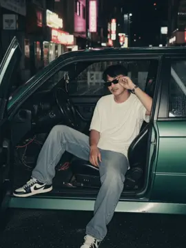 GEMINI AI PROMPT: Foto analog gaya grunge sekitar tahun 2025. Saya sedang mengambil foto di dalam mobil BMW m3gtr bersama 3 orang. Berlokasi di Tokyo Jepang, duduk di depan mobil dengan gaya model post berbalik ke kamera, mengenakan baju putih oversize, celana jeans baggy, dan sepatu Nike Air Jordan low, menggunakan flash. Salin wajah saya. #salinantaxgemini #fyp 