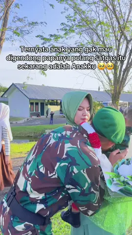 Padahal papanya udah kangen bgt sama adek tapi adk gamau gendong papa😭