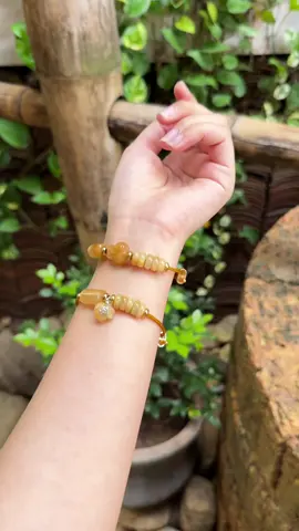 Thạch anh tóc vàng – viên đá của sự giàu sang và ánh sáng. Đeo trên tay, như mang theo mặt trời nhỏ, soi đường cho tài lộc và may mắn tìm đến bạn.#anangems #xuhuongtiktok #viralvideo #phongthuycaivan #phongthuytamlinh 