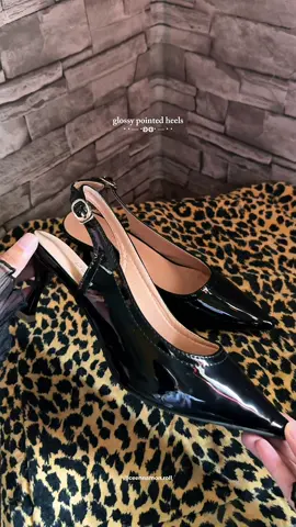 Replying to @🍒shai_finds1🎀 Yess! Very classy ang dating ng glossy heels na itooo! Lalong nakaganda ang color black🖤 #heels #blackheels #vdenshoes #vden #classyheels 