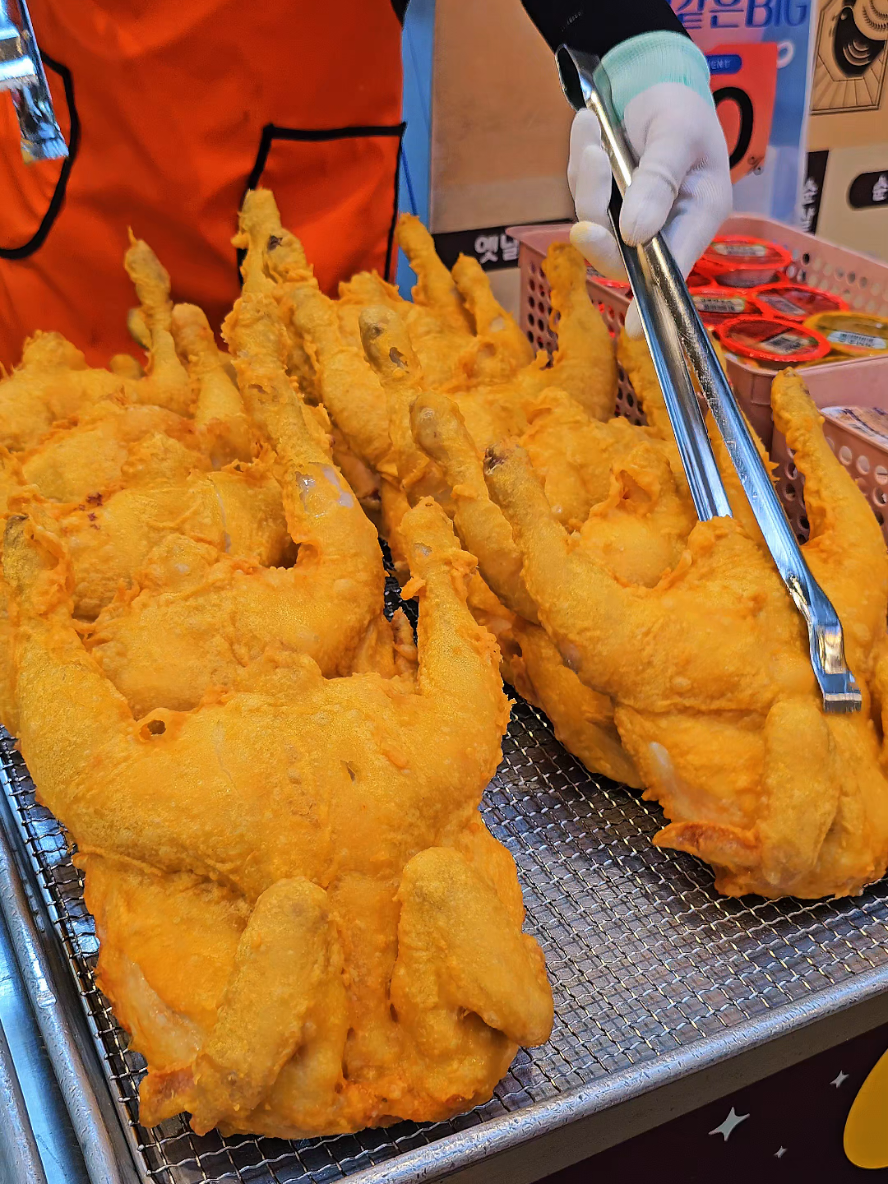 하루 100마리 완판! 인기 많은 옛날 통닭 닭똥집튀김 /  original fried chicken [맛으로약속하는치킨 토지금고시장점] 📍위치(Location)     인천 미추홀구 용현동 617-58  💰  가격(Price)        :옛날통닭:  8,000원   2마리 15,000원          똥집 중(400g) 8,000원 #streetfood #Foodie #tiktokfood #fyp #koreanstreetfood 