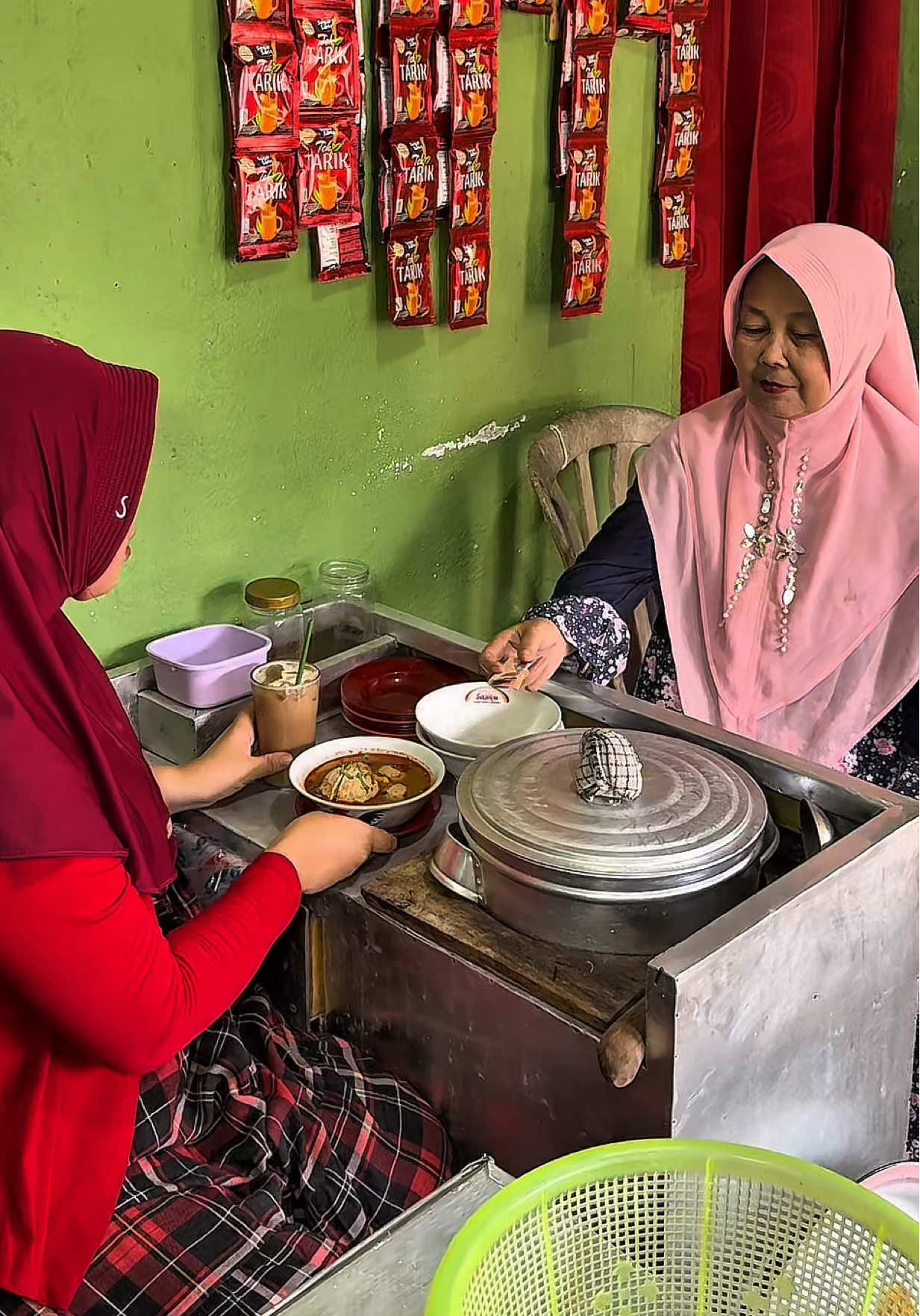 Ibu mertua beli bakso mercon dan juga es buat makan siang, bayarnya 5.000 #fyp #baksomercon #bakso #kakmel #baksoviral 