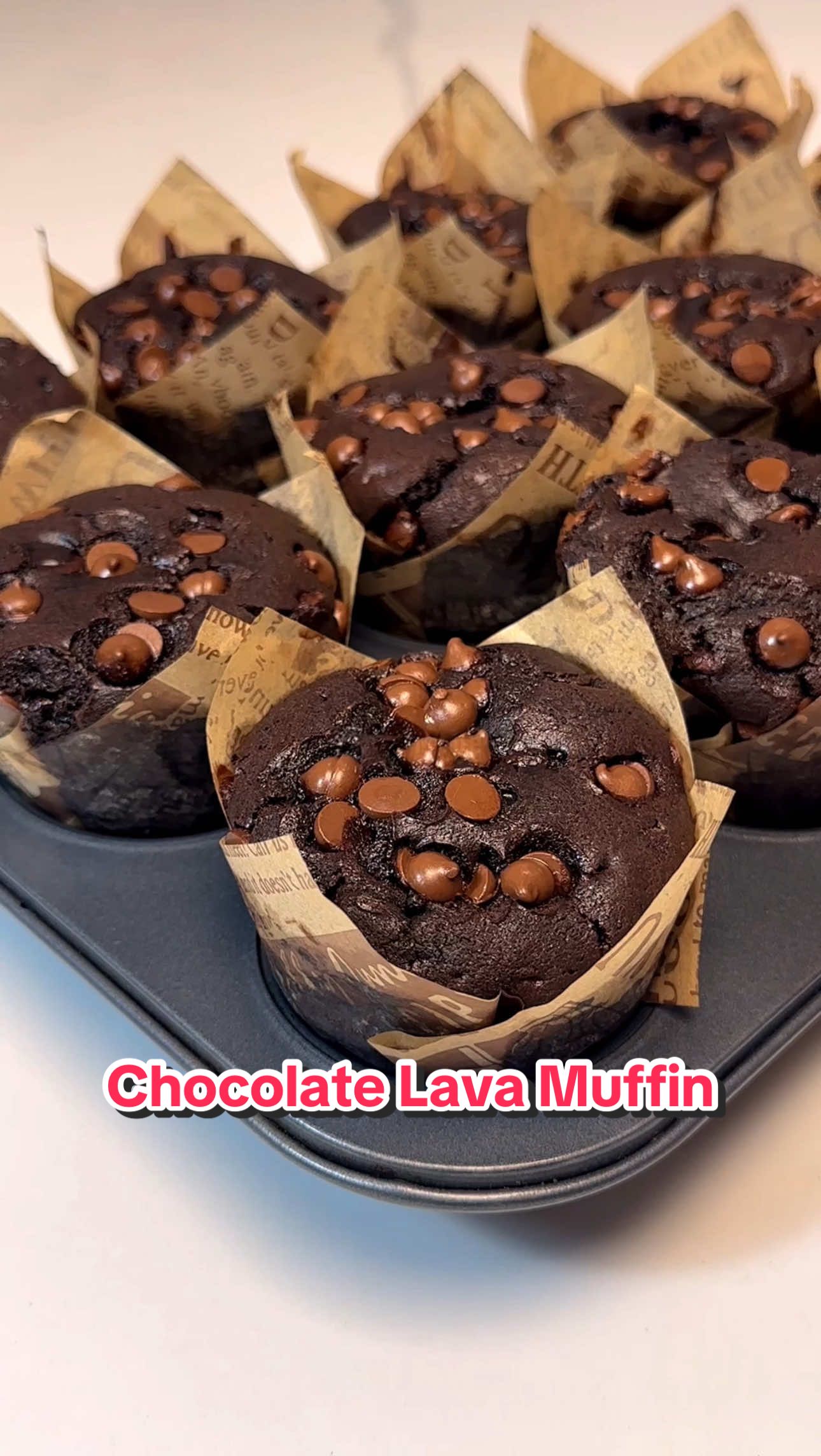 Chocolate Lava Muffin | Moist Triple Chocolate #muffin #Recipe ⤵️ ✔️Muffin Batter 2 whole eggs (large) 1 cup sugar (200g) 1 cup fresh milk (240ml) 1/2 cup canola oil (120ml) 1 tsp vanilla extract (5ml) 2 cups all purpose flour (270g) 1/2 cup unsweetened cocoa powder (50g) 1 tsp baking powder (5g) 1 tsp baking soda (5g) 1/4 tsp salt (1g) 3/4 choco chips (120g) + extra for topping ✔️Chocolate Fudge Filling 1/2 cup white sugar (100g) 1/4 cup unsweetened cocoa powder (25g) 1 tbsp cornstarch (8g) 1/4 tsp salt (1g) 1 cup fresh milk (240ml) #baking #food #tutorial 