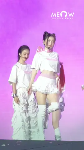 Chiếc eo khiến nhiều chị em xin vía của Han Sara, đẹp như nữ thần tại concert Em Xinh Say Hi #MeowEntertainment #TikTokGiaiTri #MeowNetwork #HanSara 