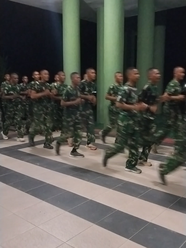 “Gelap tak hentikan nyali. Kita tetap berlari. #RunTogether” #RindamXVIIIKsr  #kodamkasuari  #TNIADBekerjaDenganHati  #TNIADBerjuangBersamaRakyat 