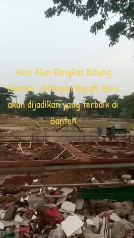 #fyppppppppppppppppppppppp  #lebak_banten  #viraltiktok  #indonesia🇮🇩  #lebak_ruhay  Pemerintah Kabupaten (Pemkab) Lebak memulai revitalisasi Alun-Alun Rangkasbitung sejak 19 Agustus 2025. Proyek yang ditargetkan selesai pada 30 Desember 2025 ini dikerjakan selama 135 hari kerja dengan anggaran sebesar Rp5,8 miliar yang bersumber dari APBD Kabupaten Lebak tahun 2025. Ruang publik utama di jantung Kabupaten Lebak tersebut akan ditata ulang agar lebih representatif dan ramah bagi seluruh lapisan masyarakat. Revitalisasi mencakup pembangunan jogging track, toilet umum, arena bermain anak, taman, area olahraga seperti basket dan skateboard, penataan podium, hingga perbaikan drainase di sekitar kawasan. Sejumlah fasilitas lama juga akan dibongkar dan diganti agar tampil lebih rapi dan modern.