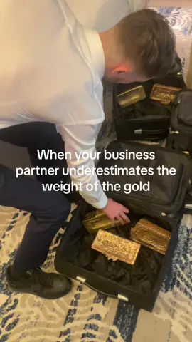 How much gold does this bar weigh in todays price guys?#gold #fyp #minerals #mining #goldbars 