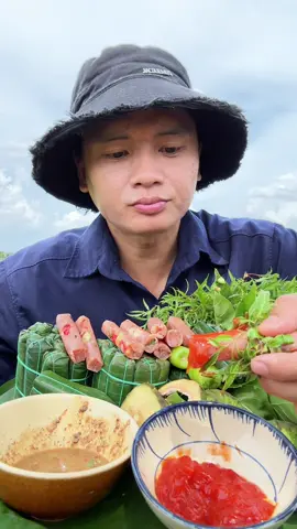 Mời mọi người, mời cô chú anh chị, mời các e ăn nem chua quấn lá sung chấm muối tiêu chanh #tamngoai30 #tamnongdan #tamoitama #nemchuathanhhoa #mukbang 