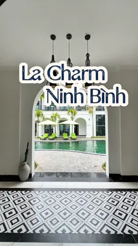 ✨ 𝐋𝐚 𝐂𝐡𝐚𝐫𝐦 𝐍𝐢𝐧𝐡 𝐁𝐢̀𝐧𝐡 – 𝐋𝐚̂́𝐩 𝐥𝐚́𝐧𝐡 𝐤𝐢𝐞̂𝐮 𝐤𝐲̀ 𝐠𝐢𝐮̛̃𝐚 𝐥𝐨̀𝐧𝐠 𝐝𝐢 𝐬𝐚̉𝐧 🌟 Là nơi vẻ đẹp Đông Dương cổ điển gặp gỡ sự tinh tế hiện đại, La Charm không chỉ là một khu nghỉ dưỡng – mà là một hành trình chạm đến cảm xúc, nơi từng khoảnh khắc đều mang nét sang trọng và sâu lắng. 🏡 𝐏𝐡𝐨̀𝐧𝐠 𝐧𝐠𝐡𝐢̉ 𝐩𝐡𝐨𝐧𝐠 𝐜𝐚́𝐜𝐡 𝐈𝐧𝐝𝐨𝐜𝐡𝐢𝐧𝐞 – Không gian sang trọng, tone màu dịu mắt, đầy đủ tiện nghi mang lại cảm giác êm ái, thư giãn tuyệt đối. 🍽 𝐍𝐡𝐚̀ 𝐡𝐚̀𝐧𝐠 𝐋𝐚 𝐕𝐞𝐫𝐝𝐮𝐫𝐞 – Không gian ấm cúng, thanh lịch, thực đơn phong phú các món Âu - Á, đặc sản địa phương, tinh tế trong cách trình bày và hương vị. 🌵 𝐋𝐚 𝐂𝐚𝐜𝐭𝐮𝐬 𝐒𝐤𝐲 𝐂𝐚𝐟𝐞́ – rooftop café đầu tiên tại Ninh Bình lấy cảm hứng từ xương rồng. Gai góc, độc đáo và cực kỳ 