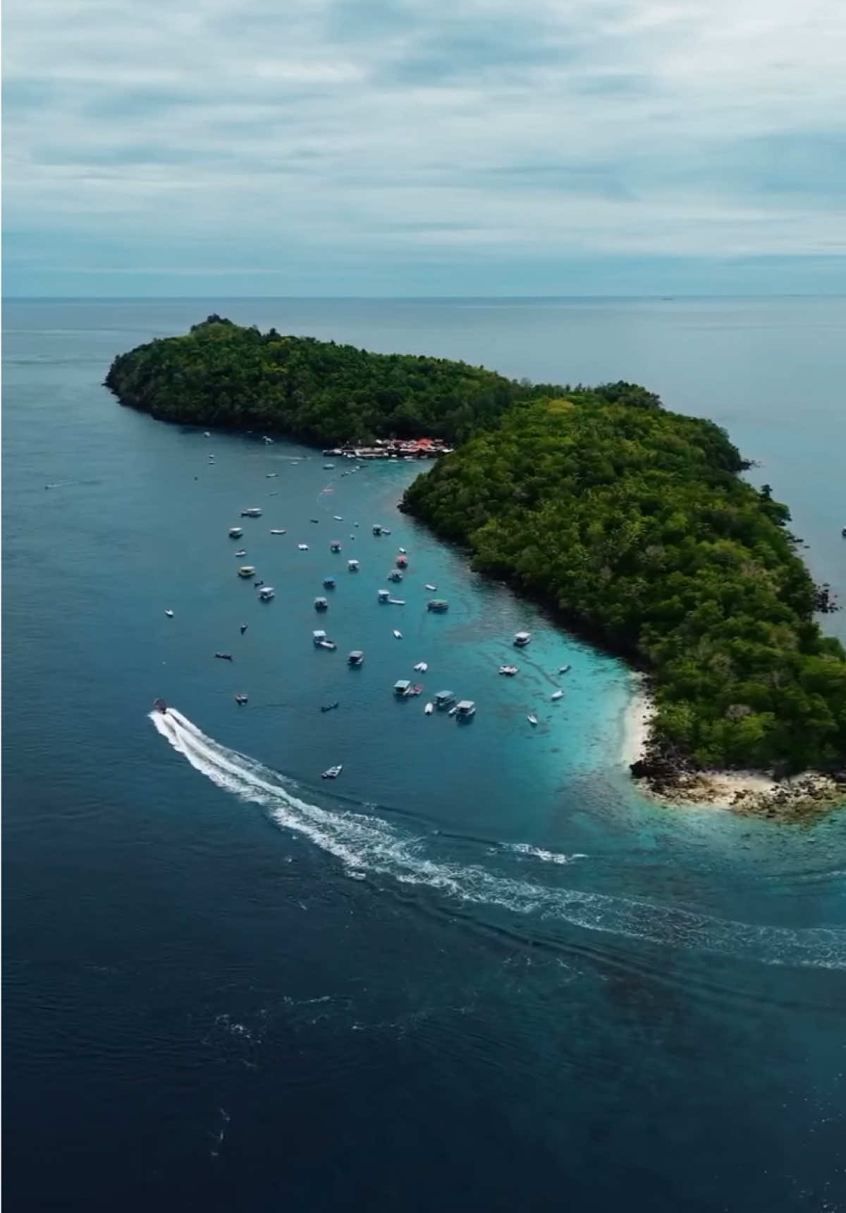 Step into a slice of underwater paradise where crystal clear waters meet vibrant marine life. Rubiah Island is Aceh’s hidden gem, inviting you to swim, snorkel, and fall in love with its serene beauty.  📍 Rubiah Island – Aceh, Indonesia #WonderfulIndonesia #RubiahIsland #Aceh #IslandEscape #TravelIndonesia