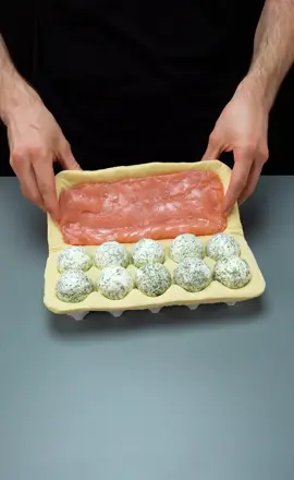 Знаменитая закуска из слоёного теста, которая покорила весь мир!!! Ингредиенты: слоеное тесто: 700 г  мягкое сливочное масло: 50 г копченый лосось: 200 г  сливочный сыр : 300 г укроп: 30 г яйца : 1 шт кунжут : 2 г чеснок : 6 г Дополнительно красный лук: 1 шт петрушка : 20 г соль: 2 г черный перец: 1 г оливковое масло : 20 мл йогурт : 150 г