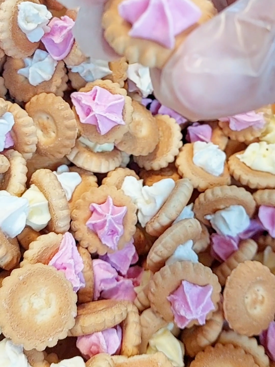 Qui se souvient de ces petits biscuits avec de la meringue dessus ? 😋 #pourtoi #tiktokshop #enfance #generationsouvenirs #souvenirs 