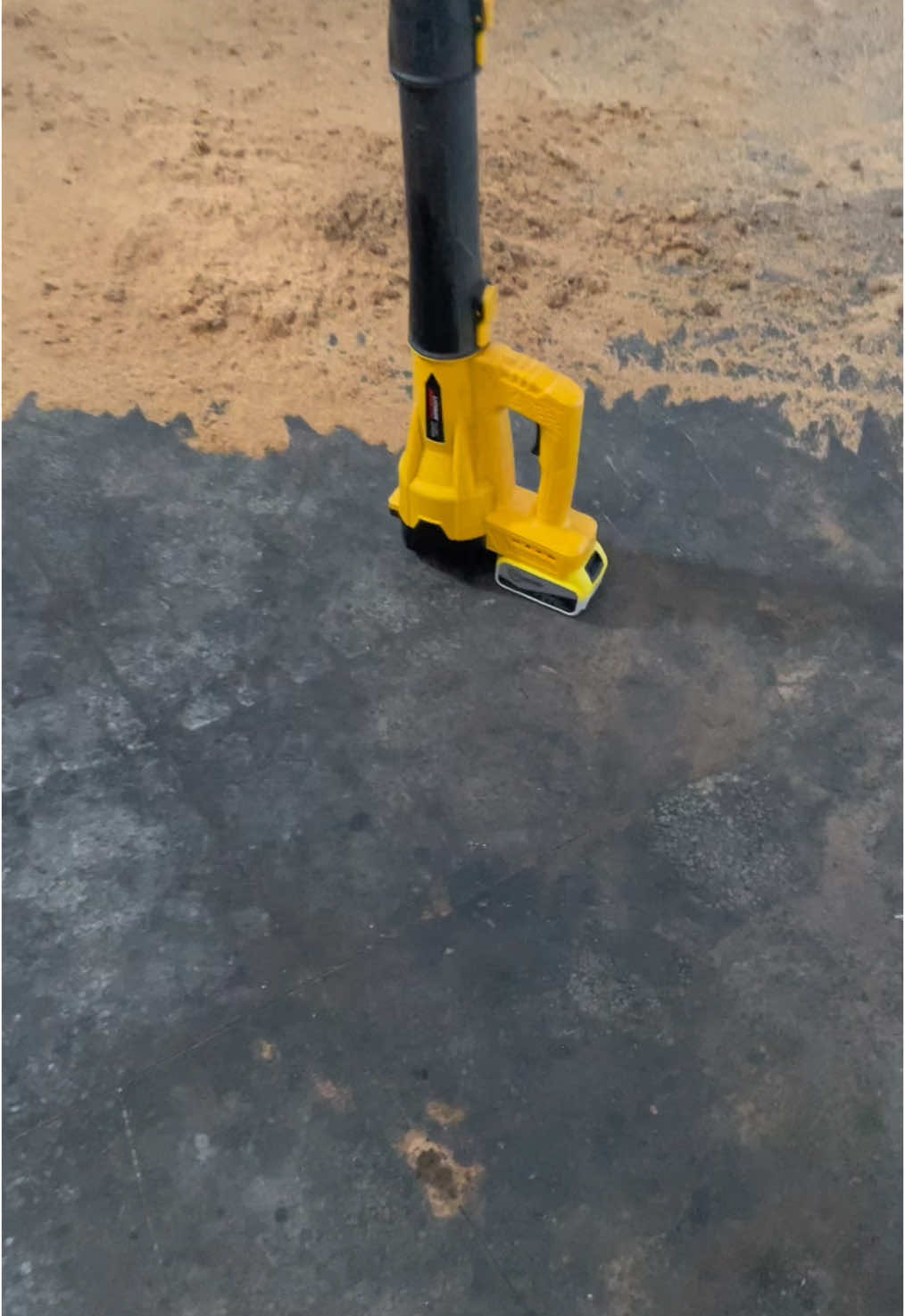 leaf blower Just give it a blow, and it will become clean. It's very convenient to use! Do you want to have one?#tools #tiktokshop #turbofan #hotproducts #leafblower #fyp #toolreview #yardtools #powerfultools #leafcleanup #yard 