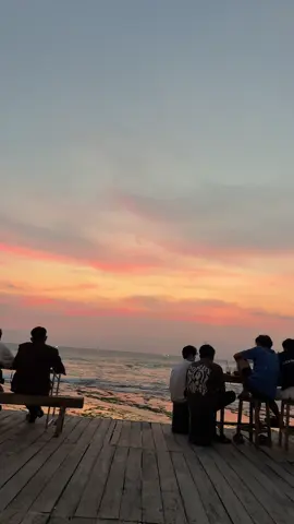 Menikmati sunset di warung @KEWARKOPYU🍃 with pure backsound #pantai #sawarna #sunset #pulomanuk 