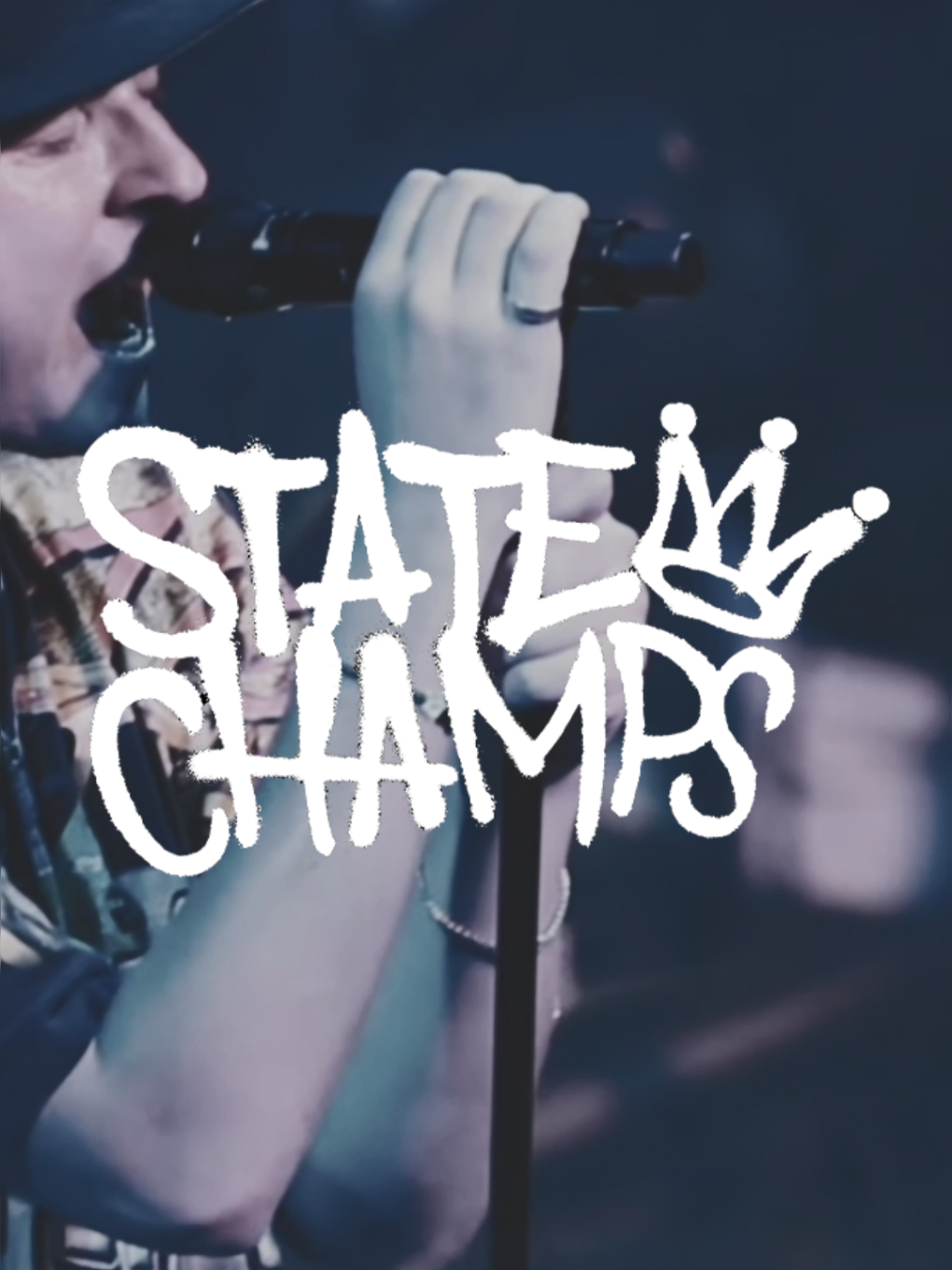 Lagu “Around The World And Back” dari State Champs, pop punk asal Albany, New York, bersama Ansley Newman dari Jule Vera, adalah sebuah balada akustik yang penuh kerentanan. Lagu ini menggambarkan pergulatan batin seseorang yang sedang jatuh cinta, merasakan ketakutan akan komitmen, tapi juga tak mampu menolak kejujuran perasaannya. Lagu ini bukan hanya tentang cinta yang manis, tapi juga tentang keberanian menerima risiko luka, memilih untuk tetap melangkah meski dengan satu langkah mundur dan dua langkah maju. Dalam kesederhanaannya, duet ini menangkap momen rapuh tapi penting: ketika cinta membuat kita takut sekaligus memberi kita alasan untuk tetap bertahan. Jika kamu pernah jatuh cinta sambil dihantui keraguan, lagu ini terasa seperti suara hatimu sendiri, jujur, rapuh, tapi tulus. 📌 Perlu dicatat, deskripsi ini adalah interpretasi pribadi berdasarkan lirik dan nuansa musik, bukan pernyataan resmi dari band. Makna lagu bisa berbeda bagi setiap pendengar dan sangat dipengaruhi oleh pengalaman pribadi masing-masing. Sc 🎥 YouTube:StateChampsNY #statechamps #aroundtheworldandback #poppunk #acoustic #liriklagu 