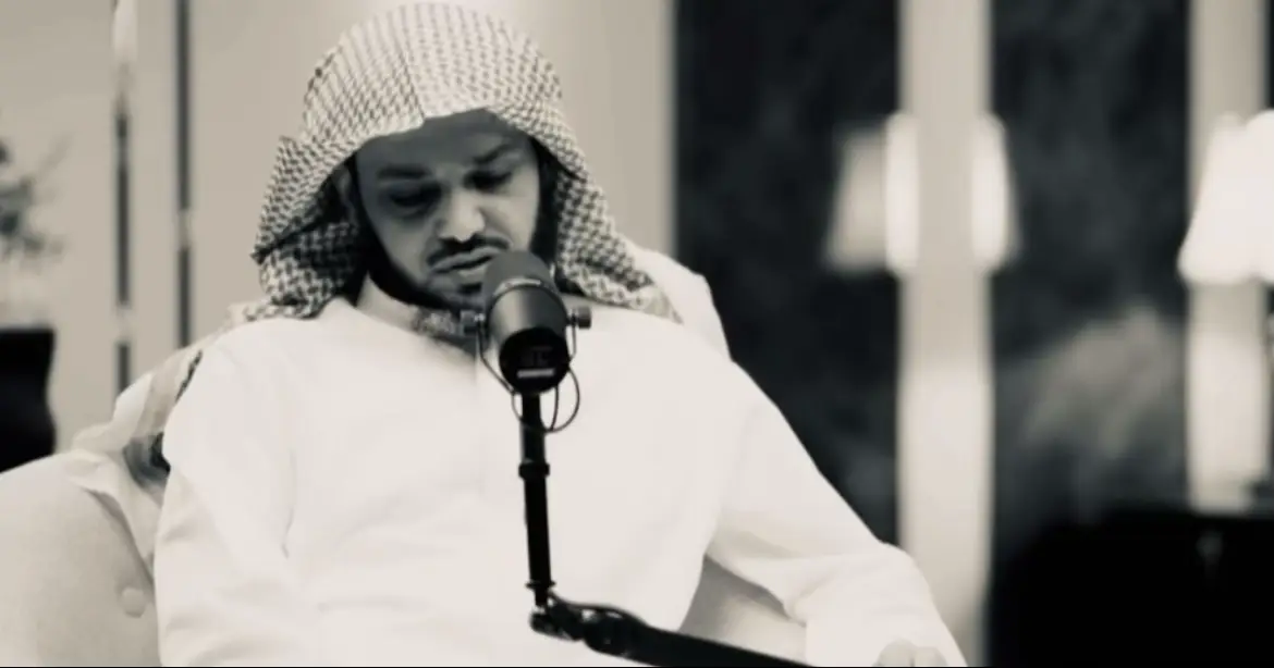 نـادوا سميّـك وارتبكـت وتغيّـرت كذا ! ولا ادري وقتها ويـش جانـي سكّت حتى اتصدّق انـي تباشـرت كنت احسب انك جيت يمّي .. عشاني وانا من الموقف ضحكـت وتكـدّرت وبشايـري مـرت مـرور الثوانـي مع السوالف يـوم طـروّك سافـرت سافرت لك وانـا مكانـي / مكانـي قصّيـت للضيـق التذاكـر وغـادرت وقدّمـت شكـري للقـدر وامتنانـي أثر الفراق اصعب من اللي تصـوّرت بـدت جيوشـه تستحـل المحـانـي أحلامي ان عـاشت كذا مالـها كرت !!  طـاحت مــن عـيـون الـبحور الـمـوانـي ماني ب ( قايل ) ليه فالوصل قصّرت !  ولـيـه انـت متـقلب وهـــادم وبـانــي ! اقول لك يوم انـك لـ ( صـدك ) اختـرت  نـسـيـتـنــي ؟ .. والا نــســانــي زمـــانــــي في سكّتك واقف .. وفـي سيـري احتـرت  قـلّـي تــرى مـاعـاد لـــي عـمــر ثـانــي تــراي فـــي قـيــود الـرجــاء مـاتـحـررت  عـلّـقـت فـــي ذمـتــك .. كــــل الامــانــي #L #A 