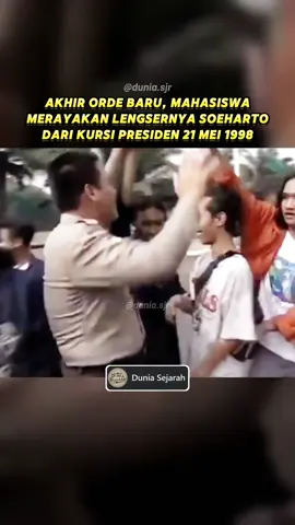 Pada 21 Mei 1998, Istana Negara menjadi saksi berakhirnya era Orde Baru. Setelah 32 tahun berkuasa, Soeharto akhirnya lengser dari jabatanya sebagai presiden di tengah tekanan krisis ekonomi dan gelombang demonstrasi mahasiswa. Bagi jutaan rakyat Indonesia, hari itu adalah awal dari babak baru Reformasi. Momen penuh haru ini menandai runtuhnya rezim lama, sekaligus memberi harapan akan lahirnya Indonesia yang lebih demokratis. Euforia pun pecah di jalan-jalan, dari Jakarta hingga daerah-daerah lain, menyambut perubahan yang telah lama dinantikan. #Reformasi1998 #SejarahIndonesia #Soeharto #OrdeBaru #Indonesia #Reformasi #Sejarah #Mahasiswa98 #Demokrasi