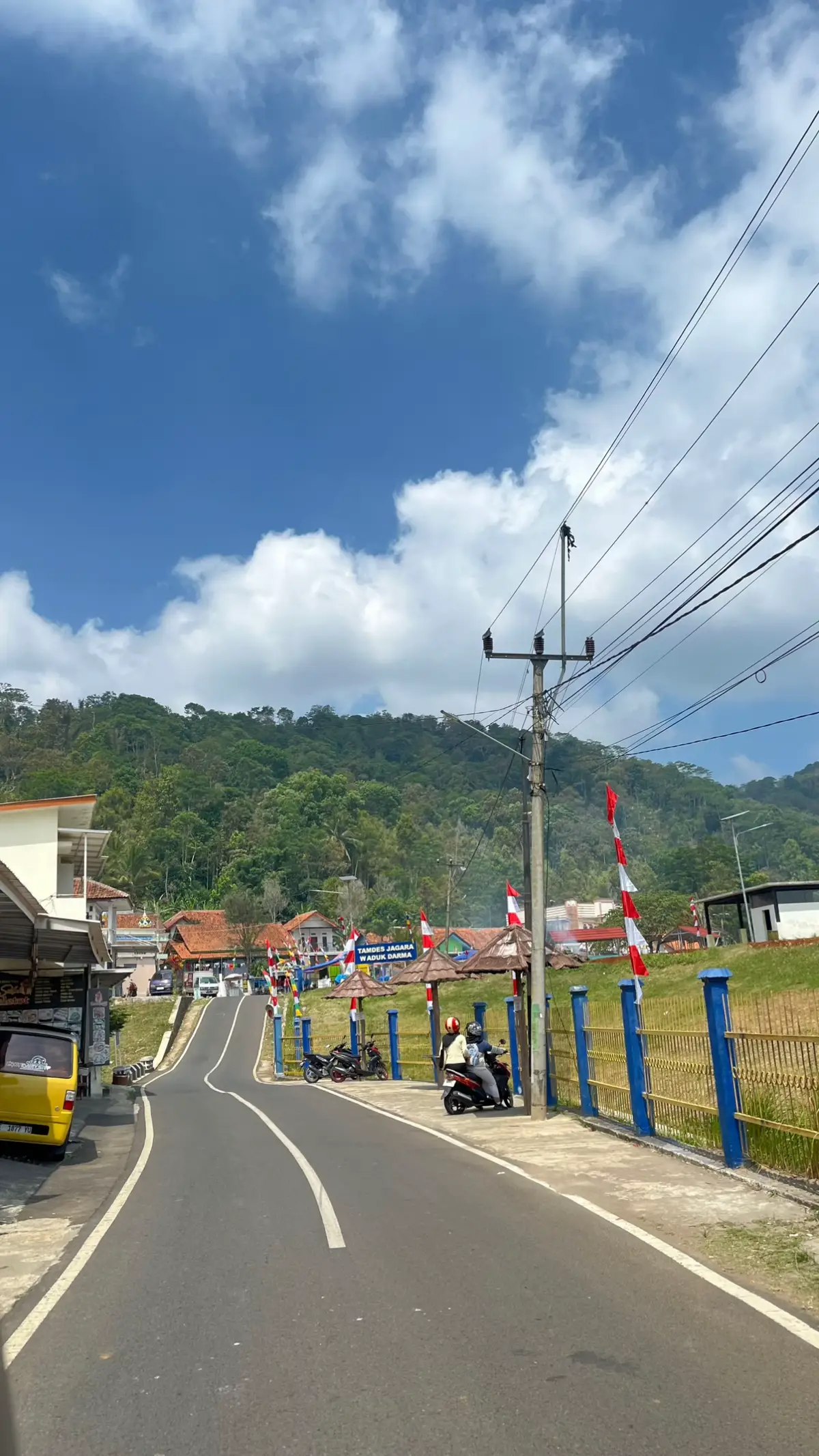 Pemandangan indah ditemani dengan similir angin  yang sejuk😍🤩✨Dari keramaian menuju keheningan, dari polusi menuju kealamian🫶🏻 #wisata #wisatakuningan #wisatakuninganjawabarat #jagaraecopark 